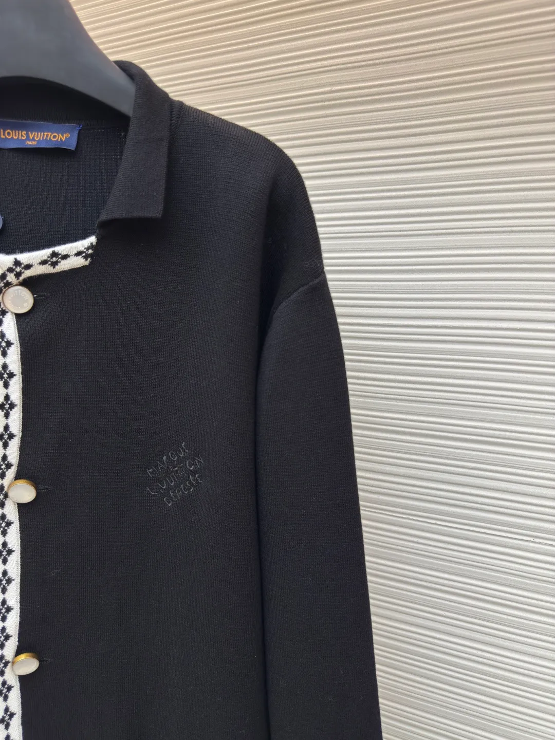 LOUIS VUITTON knitted college style suit outer ●Authentic product: Purchased and developed by 20371 ●Item number: 1680255-B75 ●Fabric: woolen yarn fabric ●Technology: knitted production ●Version: fitted version ●Weight: about 740g ●Size: XS-S-M-L ●Description: Made of 42-count woolen yarn, 14-needle flat knitting piece for up to 200 minutes, placket jacquard craft with four-color flowers. The cuffs are hand-sewn by hand, and the threads are routed on a flat machine. After high-temperature washing, the fabric has a soft and natural drape and a comfortable and skin-friendly touch. The buttons are custom-made with laser-engraved electroplated antique gold diamond buttons. The letters on the chest are embroidered with fixed-point stitching, which is precise and three-dimensional. The overall wiring is straight and delicate, the fabric is comfortable and soft, and the color is consistent without color difference. It can be matched with the same style to create a fashionable look and control various occasions. Customized accessories, complete with three standards, same style for men and women!
